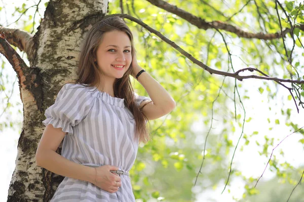 Ein Mädchen Einem Frühlingsgrünen Park Auf Einem Spaziergang — Stockfoto