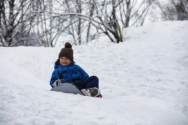 Gyerekek Parkban Télen Gyerekek Hóval Játszanak Játszótéren Hóembert Faragnak Lecsúsznak — Stock Fotó