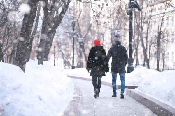 Jovem Casal Caminhando Através Inverno Cit — Fotografia de Stock