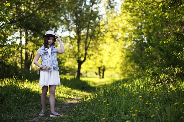 Девушка Парке Вечером Солнечный День Весной — стоковое фото
