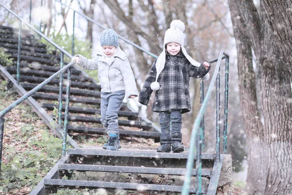 Kids Walk Park First Snow — Stock Photo, Image