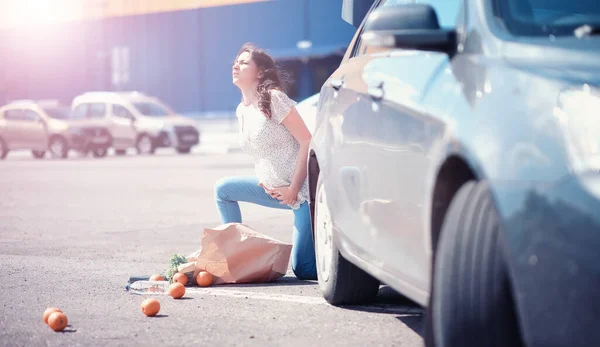 Meisje Met Eten Dat Uit Supermarkt Komt — Stockfoto