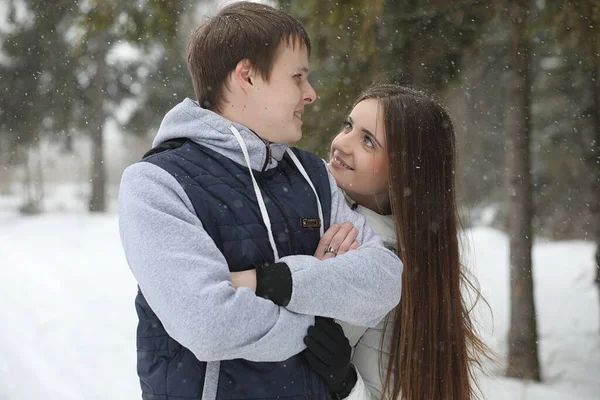 雪の吹雪の中のデートの冬の午後に恋人のペア — ストック写真