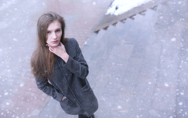 Młoda Dziewczyna Zewnątrz Zimą Model Dziewczyna Pozuje Zewnątrz Zimowy Dzień — Zdjęcie stockowe