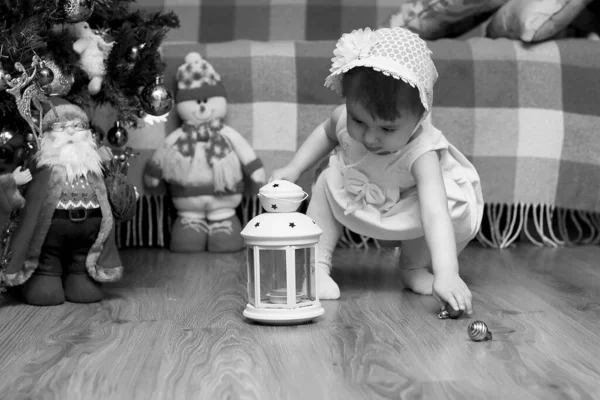 Bambini Piccoli Vicino Albero Natale Prima Delle Vacanze — Foto Stock