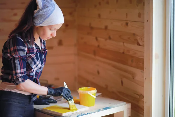 Mulher Com Reparação Pincel Pintura Uma Casa Madeira — Fotografia de Stock
