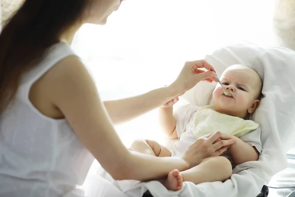 Concept Maternité Une Jeune Mère Nourrit Son Petit Bébé Premier — Photo