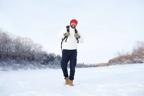 Hombre Viaja Con Una Mochila Caminata Invierno Bosque Turista Paseo — Foto de Stock