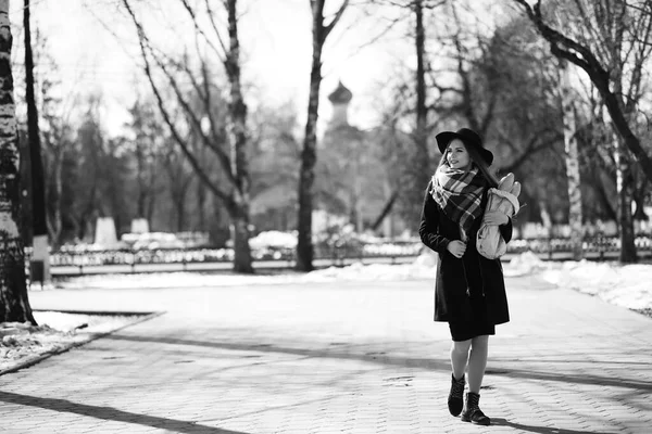 Schwarz Weiß Foto Eines Jungen Mädchens Auf Spaziergang — Stockfoto