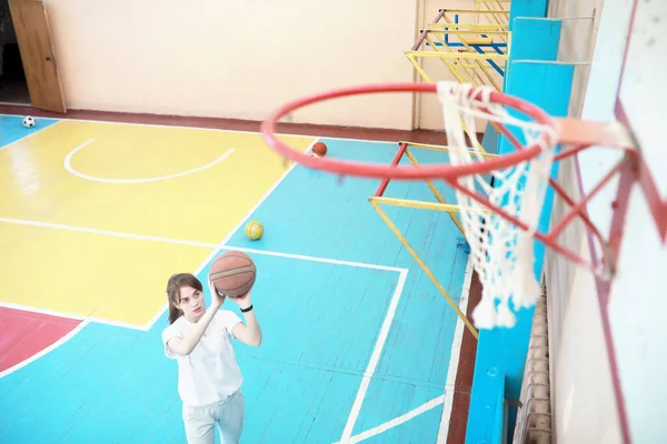 Дівчина Молода Студентка Спортзалі Грає Баскетбол — стокове фото
