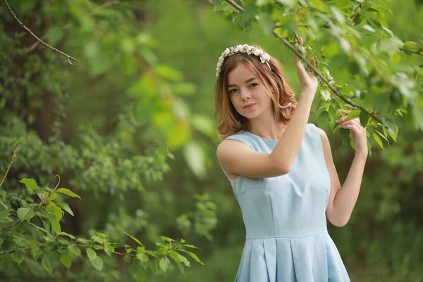 Chica Vestido Azul Verde Parque Verano —  Fotos de Stock