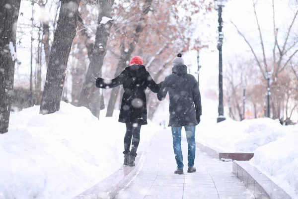 Jong Stel Loopt Door Winter Cit — Stockfoto