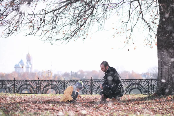 Çocuklar Parkta Ilk Karla Yürür — Stok fotoğraf