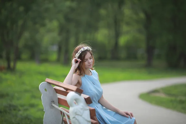 Девушка Синем Платье Зеленом Летнем Парке — стоковое фото