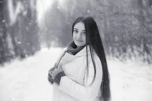 Milující Pár Zimní Procházku Muž Žena Datum Parku Zimě Přátelé — Stock fotografie