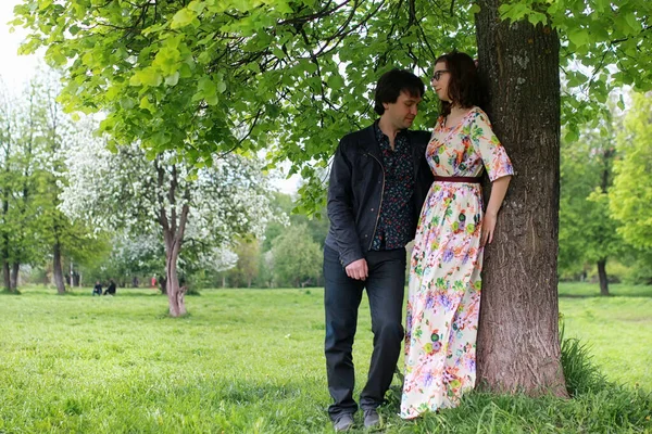 Young Couple Date Spring Park Outdoor — Stock Photo, Image