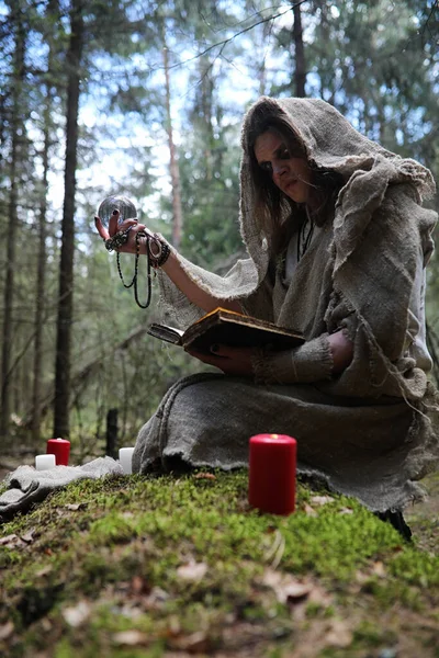 Homem Uma Batina Passa Ritual Uma Floresta Escura Com Uma — Fotografia de Stock