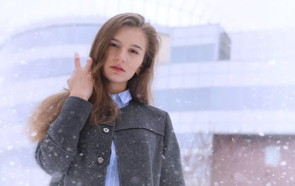 Jong Meisje Buiten Winter Model Meisje Poseren Buitenshuis Een Winterdag — Stockfoto