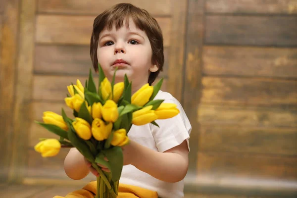 Маленький Ребенок Букетом Желтых Тюльпанов Мальчик Подарком Цветов Вазе Подарок — стоковое фото