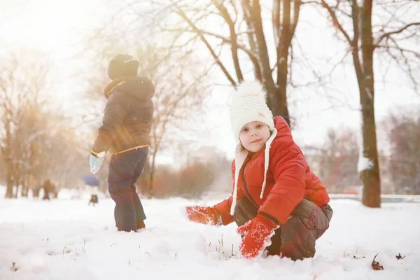 Crianças Parque Inverno Brincam Com Sno — Fotografia de Stock