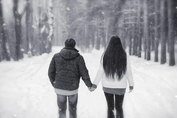 Een Verliefde Paar Een Winter Wandeling Man Vrouw Een Datum — Stockfoto