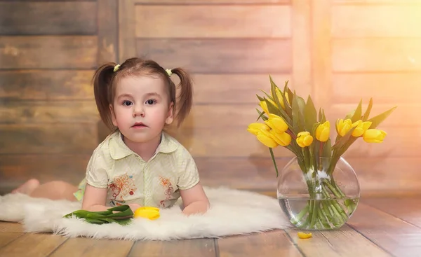 Malé Dítě Kyticí Žlutých Tulipánů Chlapec Darem Květiny Váze Dárek — Stock fotografie