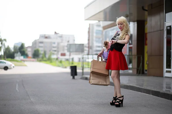 Belle Jeune Blonde Promenade Avec Petit Chien — Photo