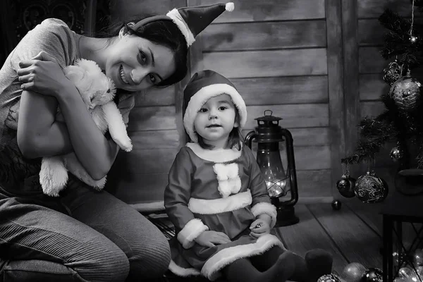 Uma Criança Sentada Frente Uma Árvore Natal Esperando Pelo Papai — Fotografia de Stock