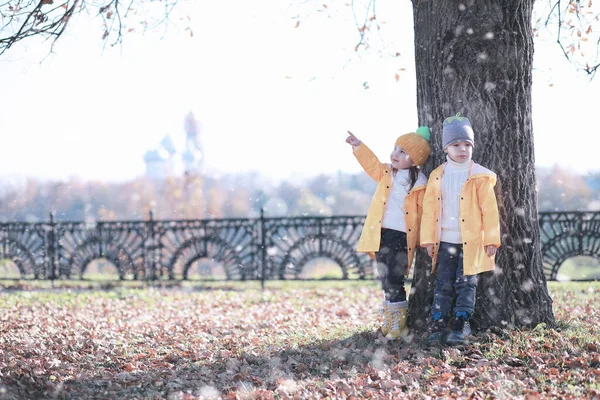 Çocuklar Parkta Ilk Karla Yürür — Stok fotoğraf