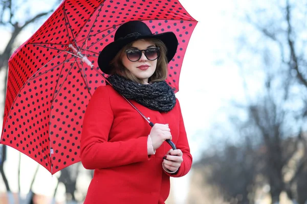 Красивая Девушка Прогулке Красным Зонтиком Цит — стоковое фото