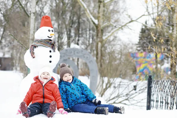 Дети Парке Зимой Дети Играют Снегом Детской Площадке Валяют Снеговиков — стоковое фото