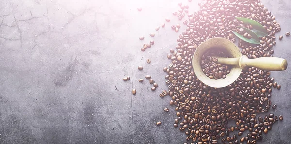 Beutel Kaffee Kaffeebohnen Auf Dem Tisch Geröstet Kaffeebohnen Mit Blättern — Stockfoto