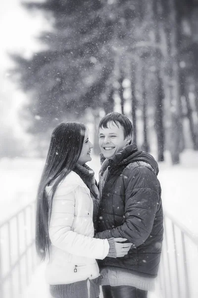 Ein Liebespaar Auf Einem Winterspaziergang Mann Und Frau Bei Einem — Stockfoto