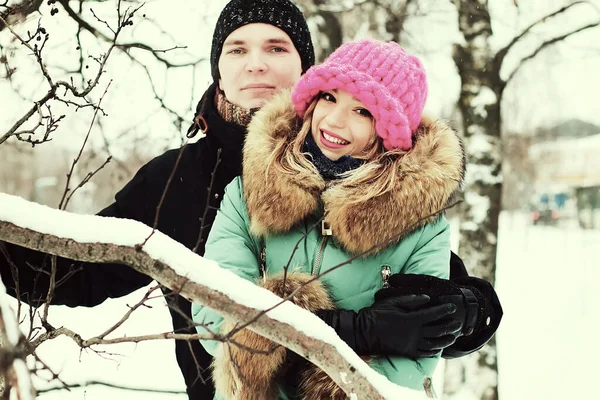 Kış Parkında Yürüyen Iki Genç Aşık — Stok fotoğraf