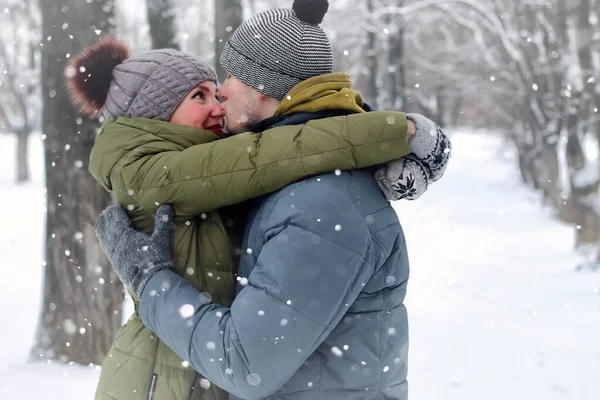 Casal Familiar Andar Neve Inverno — Fotografia de Stock