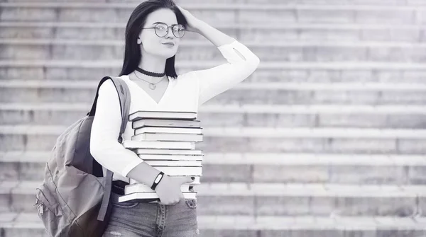 Jovem Estudante Rua Com Uma Mochila Livro — Fotografia de Stock