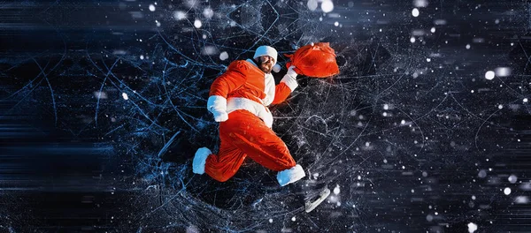 산타클로스는 크리스마스 트리와 선물을 가지고 새해를 크리스마스에 아이스 스케이트를 산타클로스 — 스톡 사진