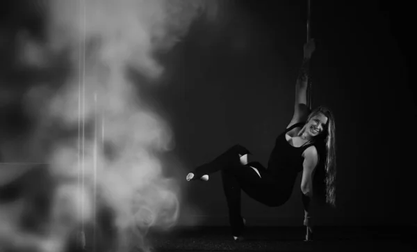 Egy Lány Tornázik Egy Sporteszközön Táncos Oszlopon Stúdióban — Stock Fotó