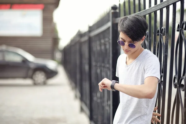 Asiático Joven Hombre Usando Gafas Sol Aire Libre Cit —  Fotos de Stock
