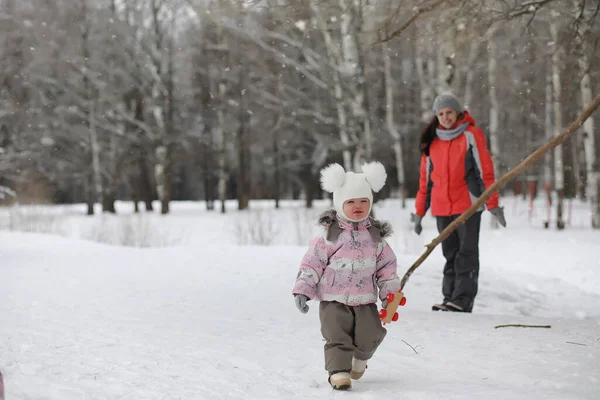 Barn Går Parken Vintern Vinter Skog Familj Med Barn Promenad — Stockfoto