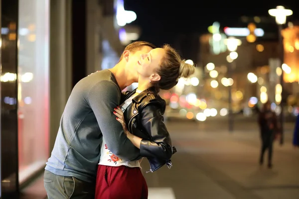 Hermosa Pareja Una Cita Una Ciudad Nocturna Aire Libre — Foto de Stock