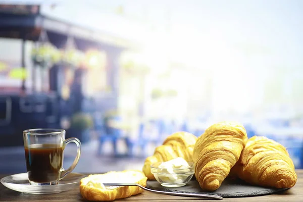 Pâtisseries Fraîches Sur Table Croissant Aromatisé Français Pour Petit Déjeuner — Photo