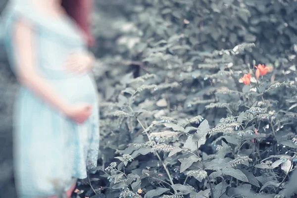 Gravid Flicka Klänning Naturen Brunn — Stockfoto