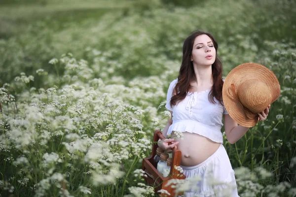 Mulher Grávida Natureza Para Verão Passeio — Fotografia de Stock