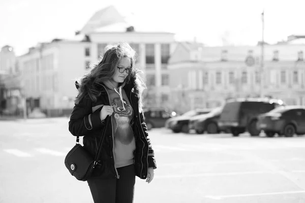 年轻女孩步行的黑白照片 — 图库照片
