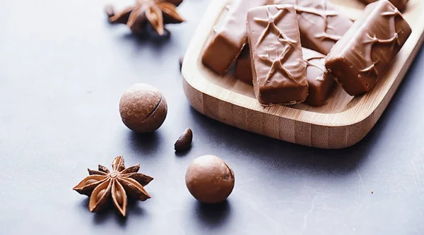 Barras Chocolate Sobre Fondo Negro Contraluz Chocolate Con Relleno Dulces — Foto de Stock