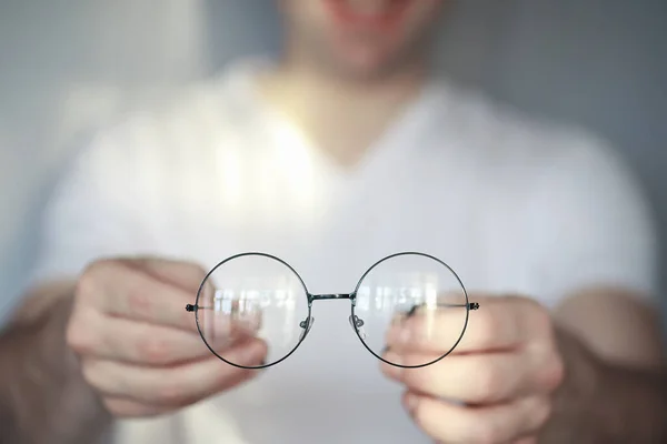 Concepto Mala Visión Sostenga Una Lente Contacto Gafas Mano Póster —  Fotos de Stock