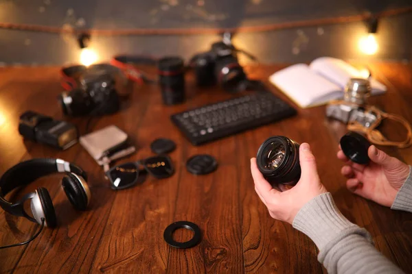 Der Schreibtisch Des Fotografen Digitalkamerazubehör Und Objektiv — Stockfoto