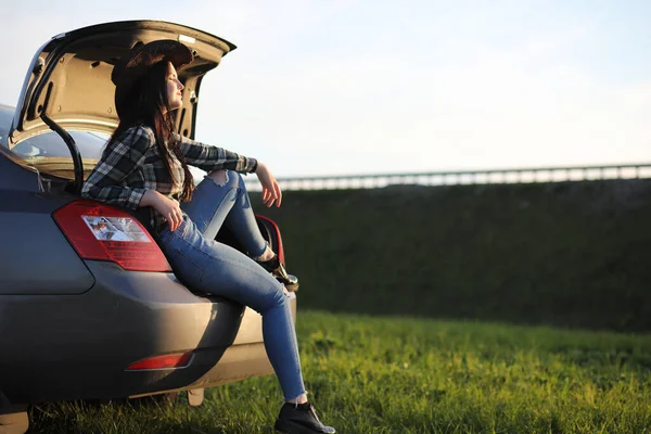 Una Chica Jeans Sombrero Viaja Verano Countr — Foto de Stock