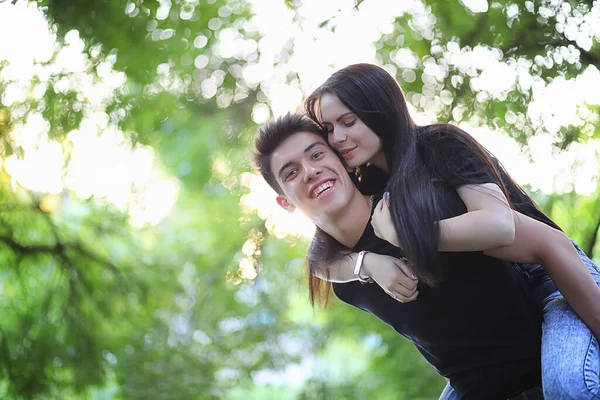 Jovem Casal Primeiro Encontro Parque Cidade — Fotografia de Stock